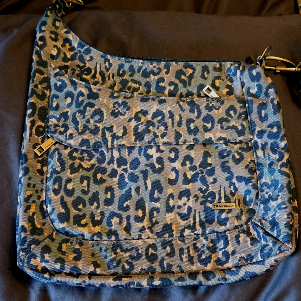 😄Host Pick😄Travelon Blue Leopard Crossbody Bag